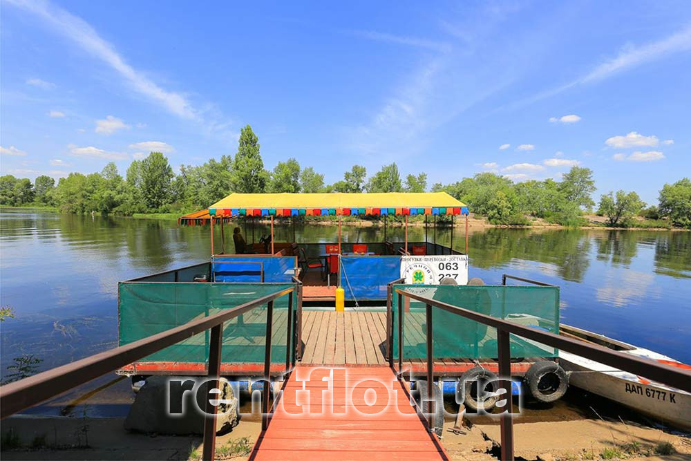 Збільшити фото теплохода Річковий Трамвайчик в очікуванні гостей біля причалу Теплохід Річковий Трамвайчик в очікуванні гостей біля причалу