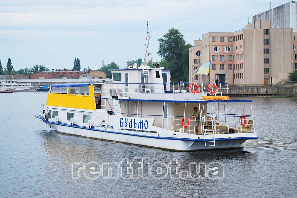 Теплоход Будьмо на фоне города