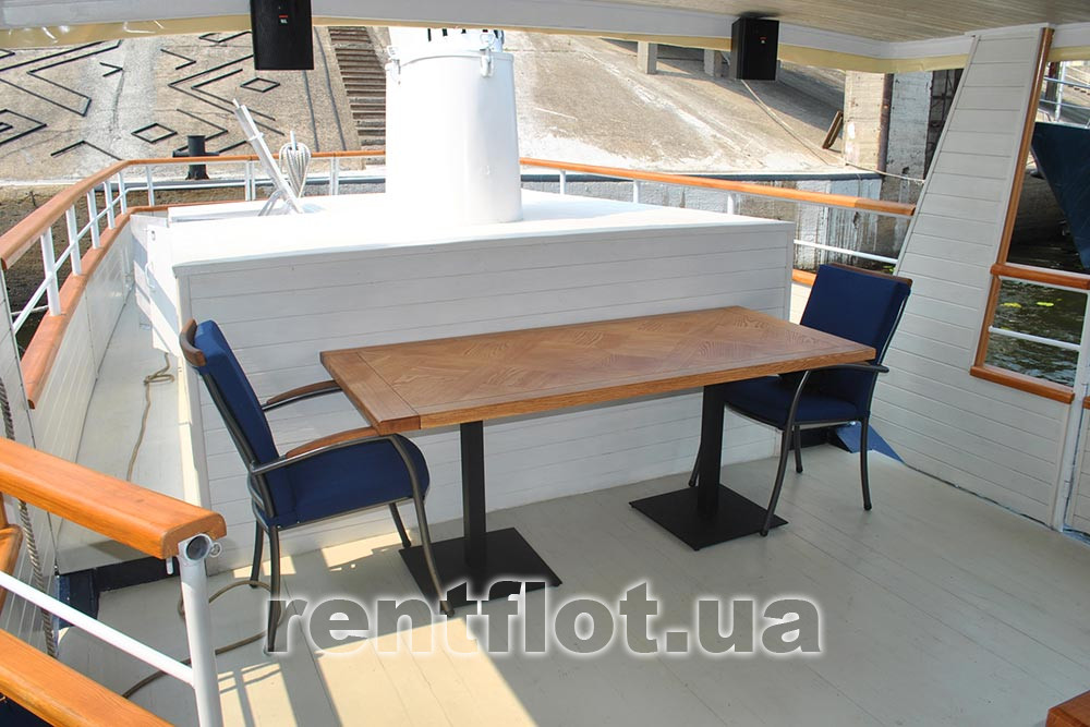 Збільшити фото столика на кормі теплохода Мудрий Столик на кормі теплохода Мудрий