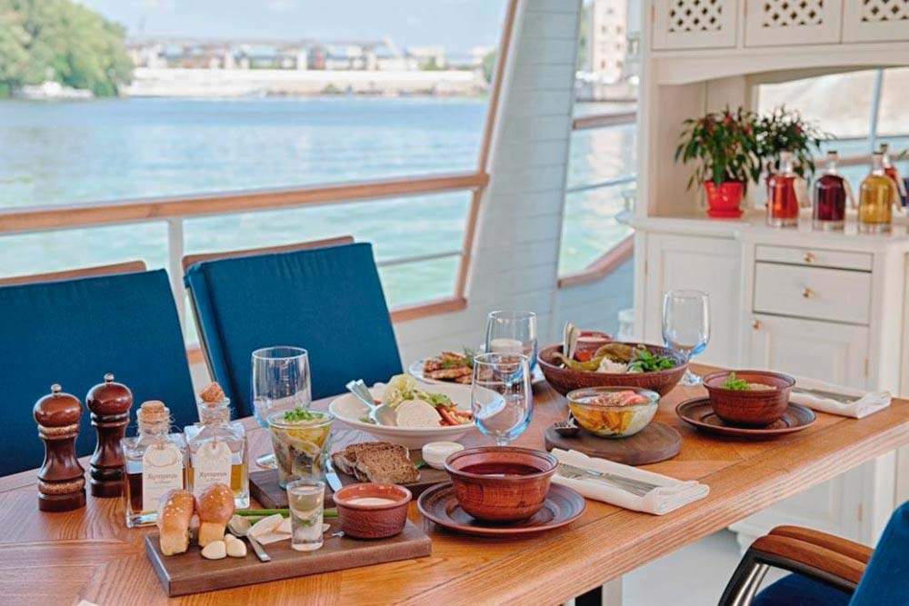 Збільшити фото банкету на теплоході Мудрий Банкет на теплоході Мудрий