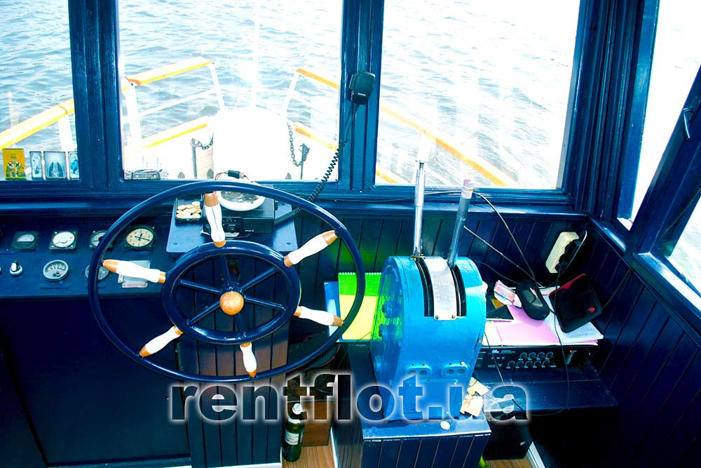 Збільшити фото капітанською рубки на теплоході Мудрий Капітанська рубка на теплоході Мудрий