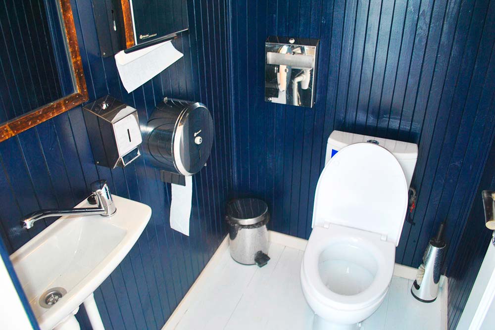 Збільшити фото гальюна на теплоході Мудрий Гальюн на теплоході Мудрий