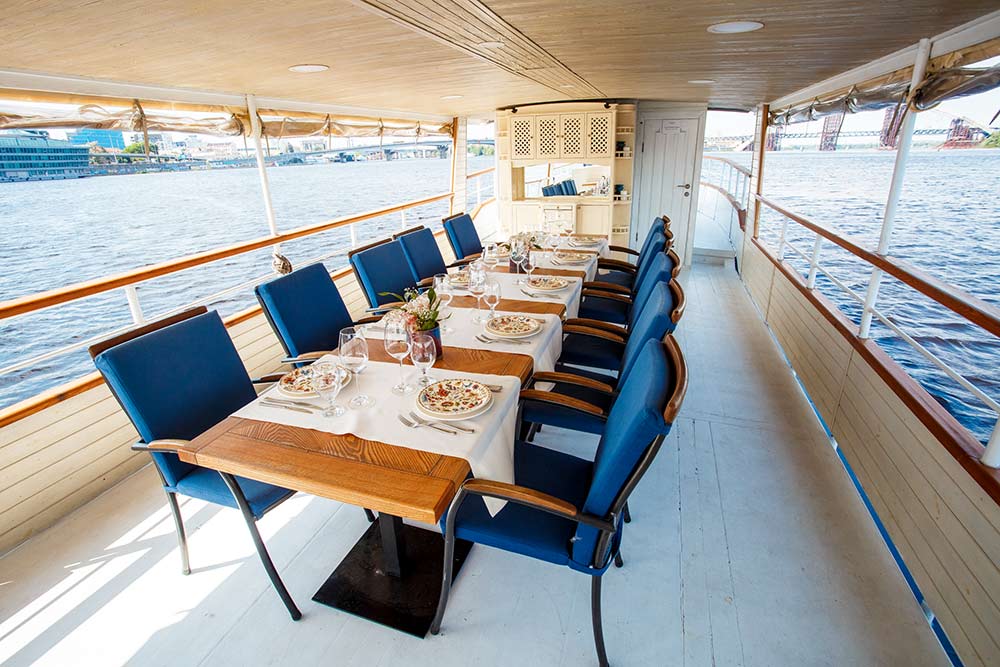 Збільшити фото критої тераси теплохода Мудрий Крита тераса теплохода Мудрий