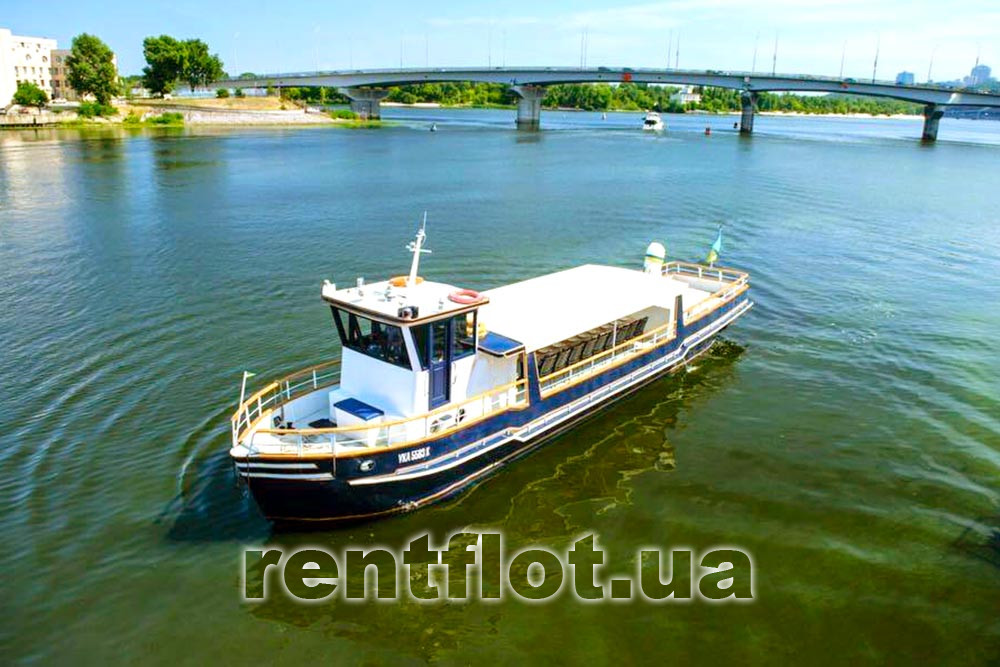 Збільшити фото теплохода Мудрий на тлі міста Теплохід Мудрий на тлі міста