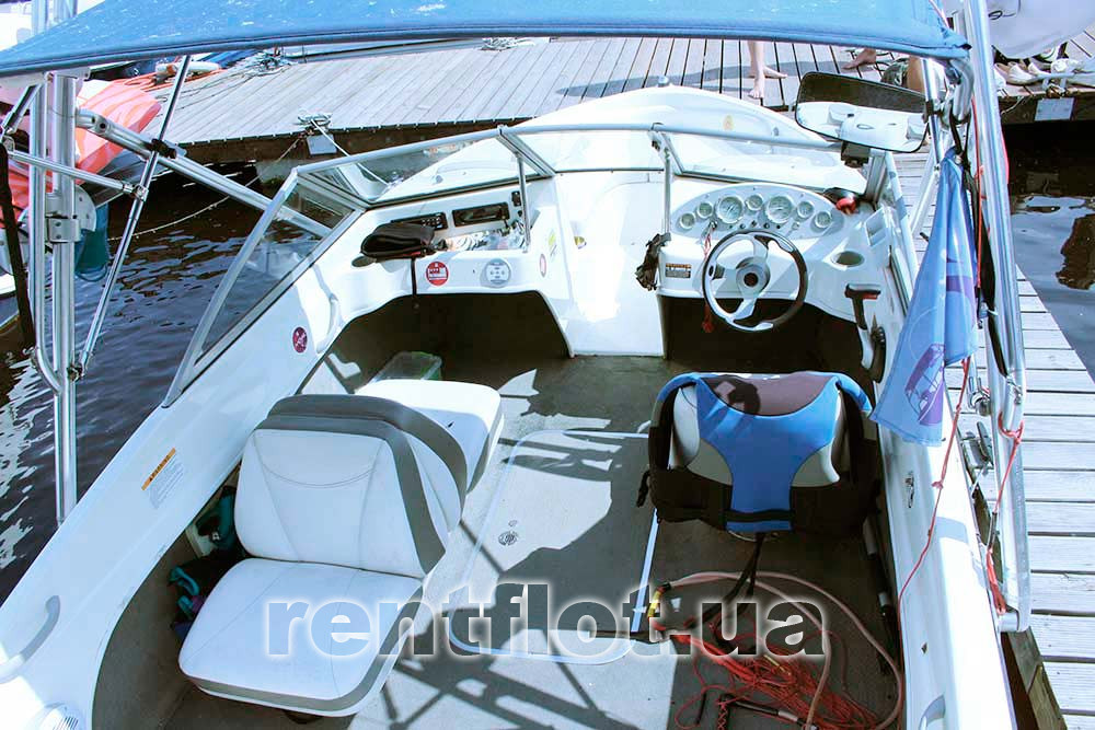 Stern cockpit of boat Bayliner-175 Wake