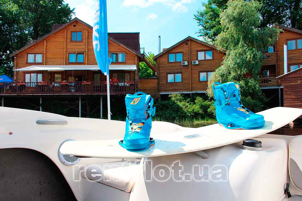 Fun on the Bayliner-175 Wake boat