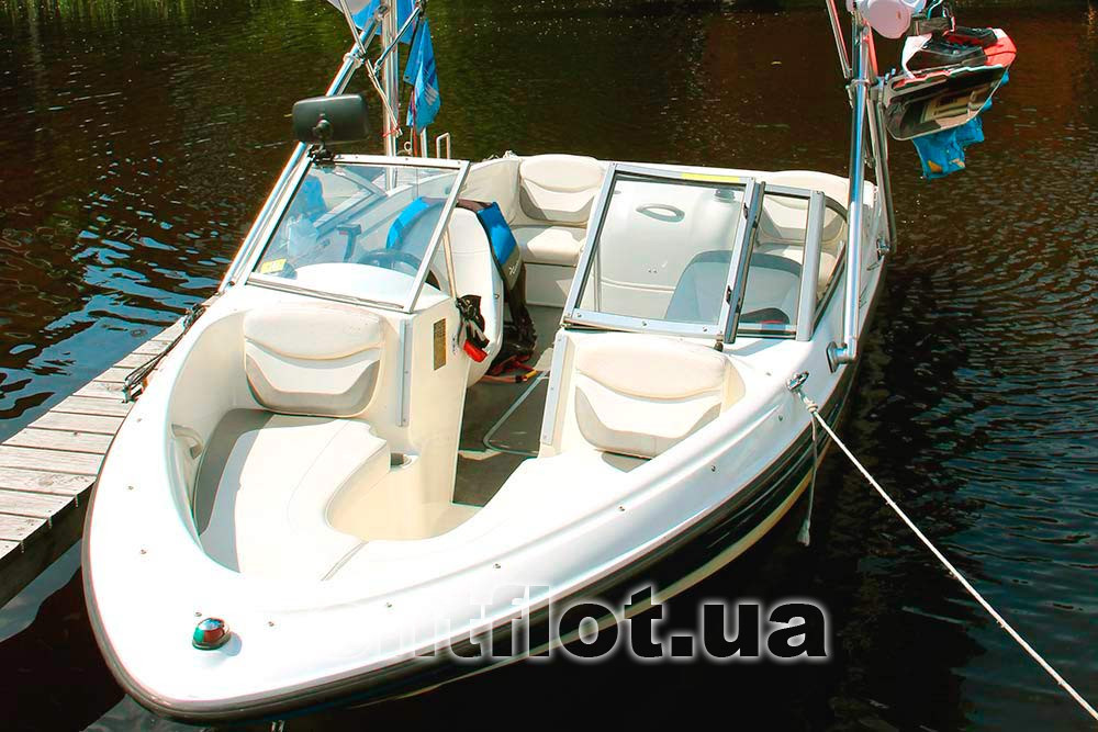 Bow cockpit of boat Bayliner-175 Wake