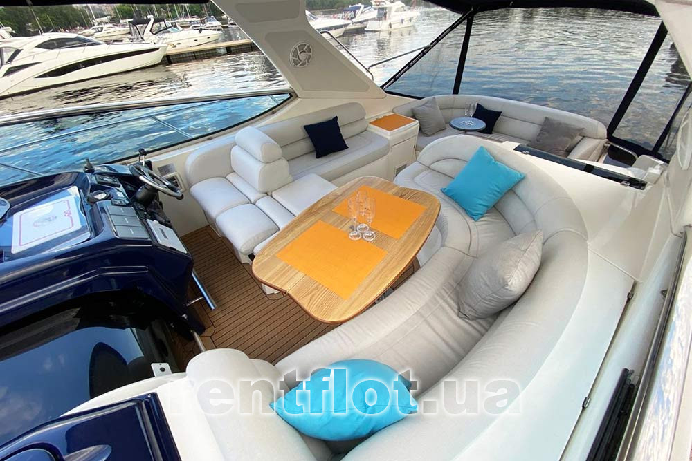 Enlarge photo of cockpit of motor yacht Amore Cockpit of motor yacht Amore