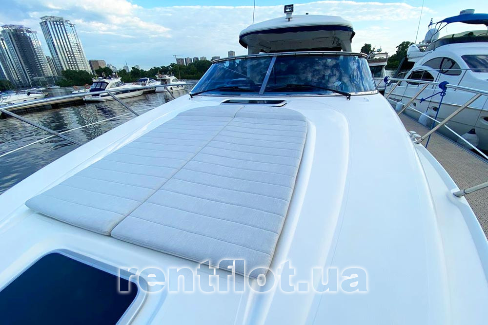 Enlarge photo of the sun deck of the yacht Amore Sun deck of the yacht Amore
