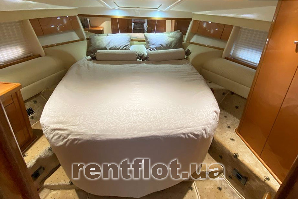 Enlarge photo of the cabin in the bow of motor yacht Amore Bow cabin of motor yacht Amore