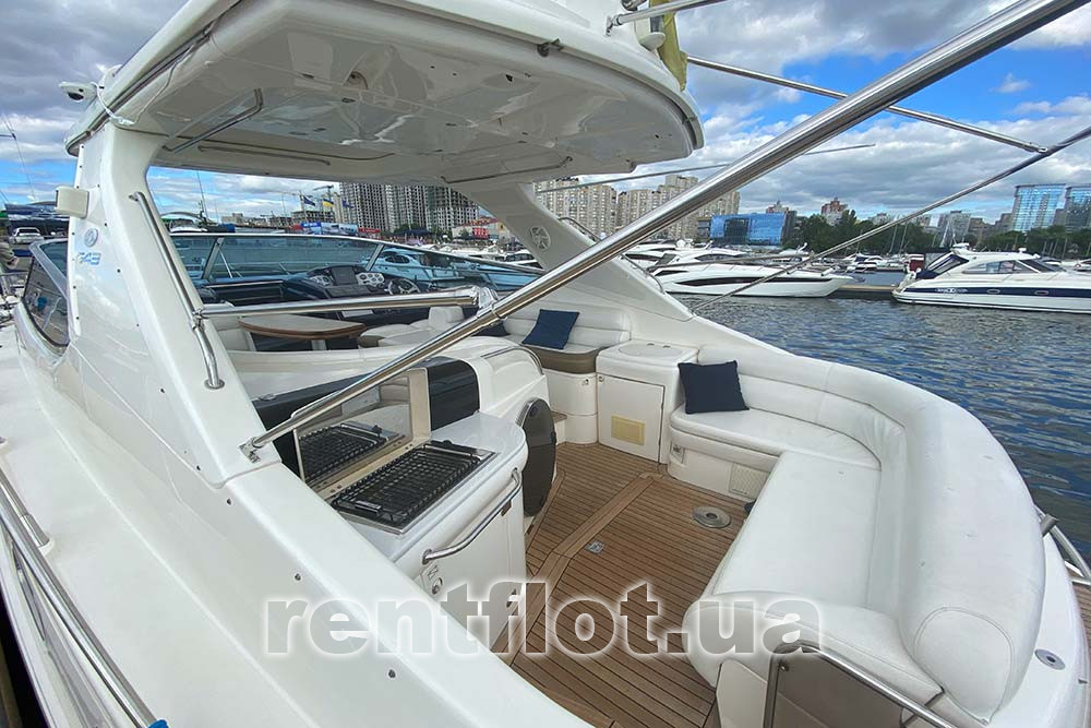 Enlarge photo of the stern of motor yacht Amore Stern of motor yacht Amore