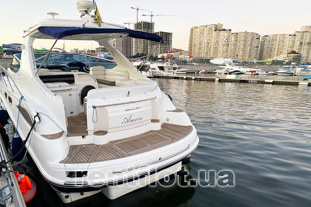 Enlarge photo of the stern of motor yacht Amore Stern of motor yacht Amore