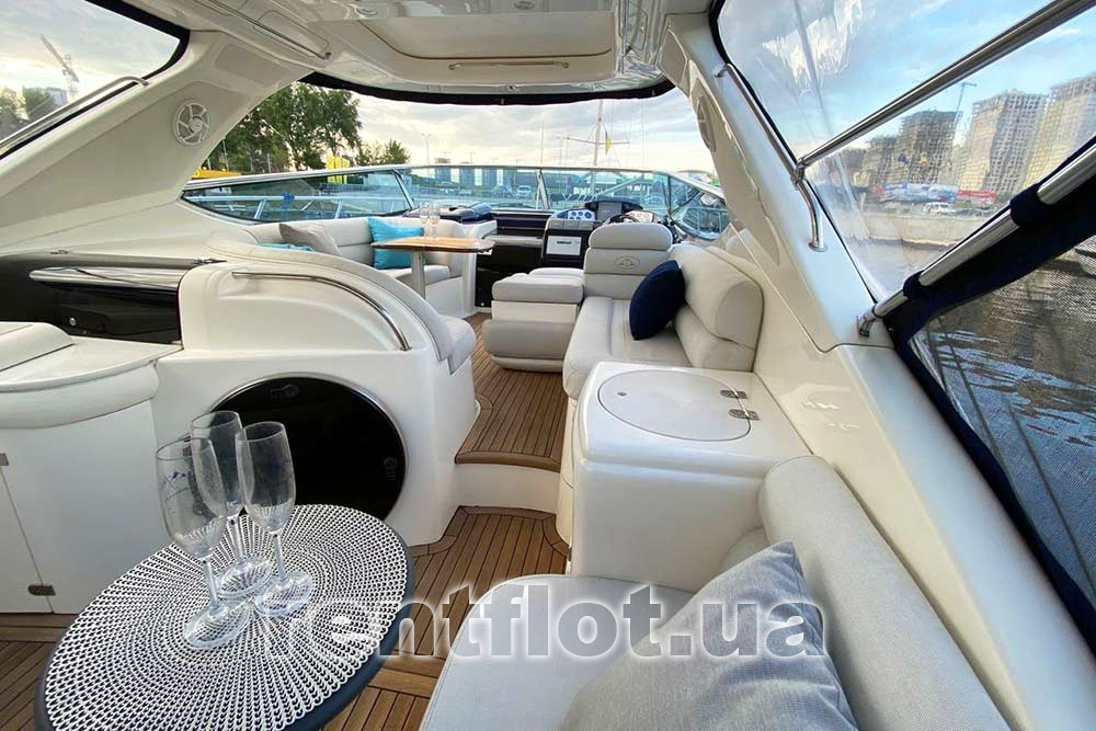 Enlarge photo of the view from the stern of motor yacht Amore View from the stern of the motor yacht Amore