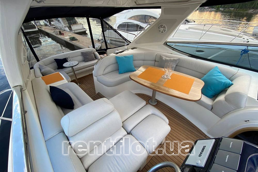Enlarge photo of cockpit of motor yacht Amore Cockpit of motor yacht Amore