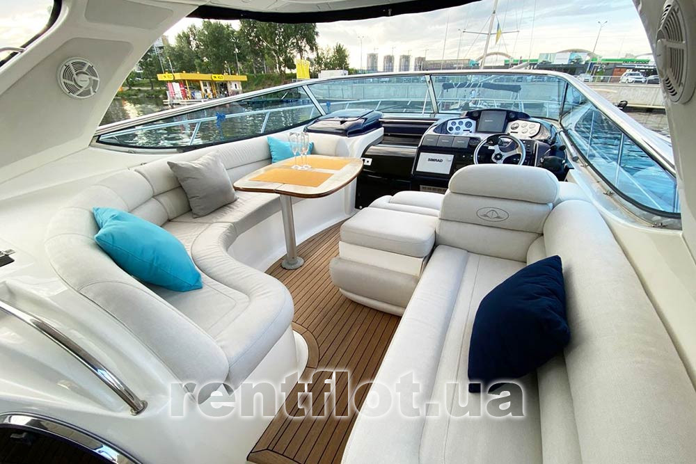 Enlarge photo of the table at the stern of motor yacht Amore Table at the stern of motor yacht Amore