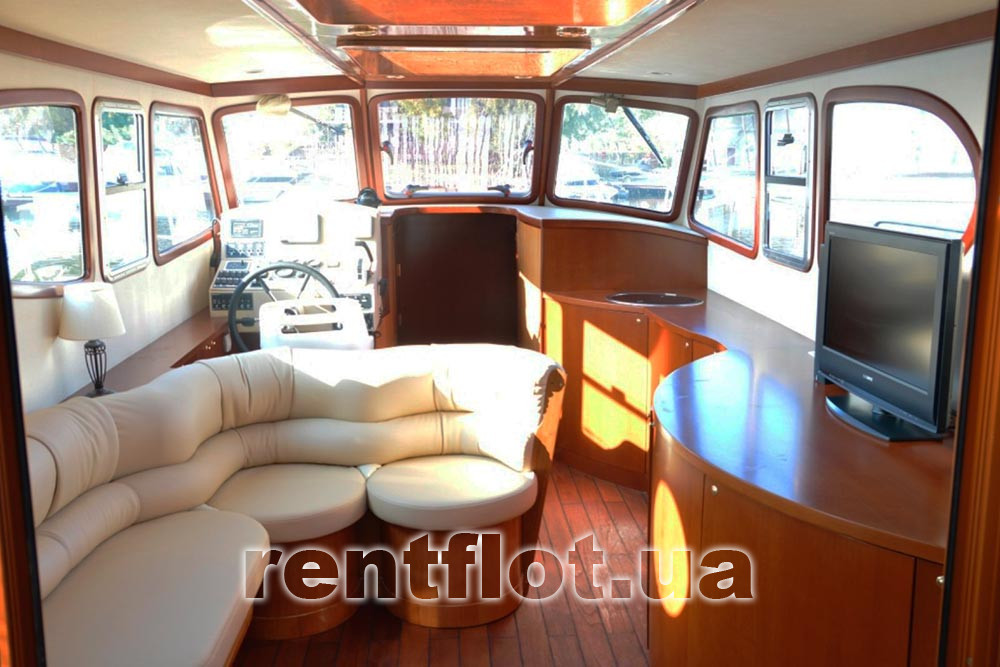 Кают-компания моторной яхты Черри