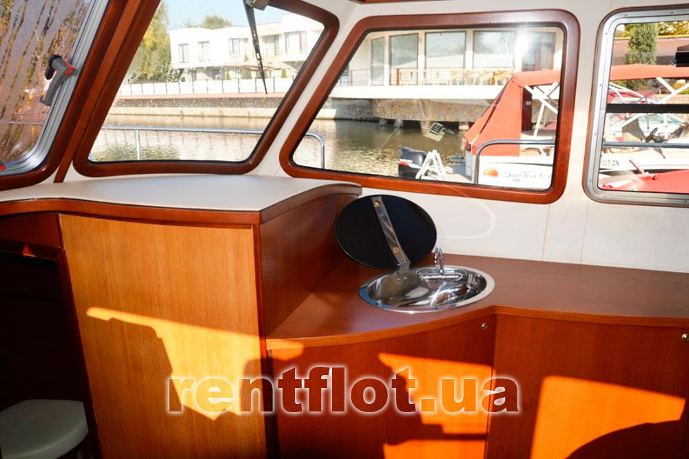 Мойка в кают-компании яхты Черри