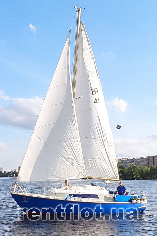 Парусная яхта Адмирал Бенбоу на воде