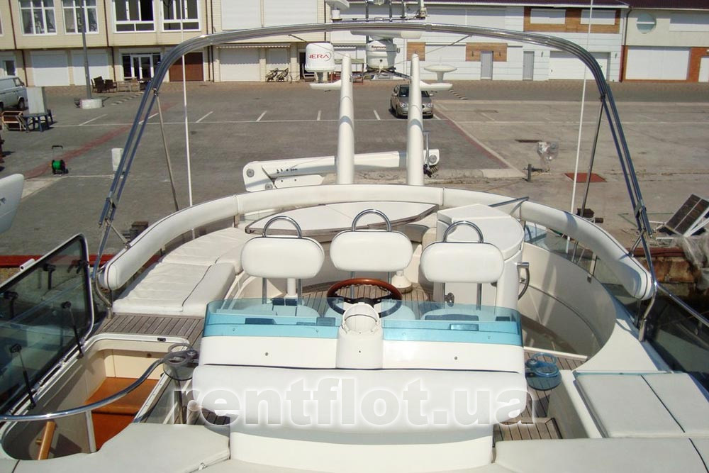 Флайбридж моторной яхты Фаирлайн-62