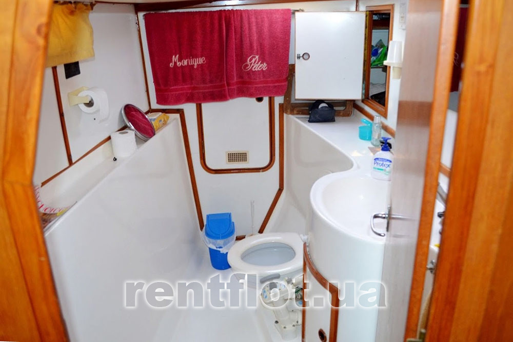 Enlarge photo of the latrine of the catamaran Ocean Toilet of the catamaran Ocean