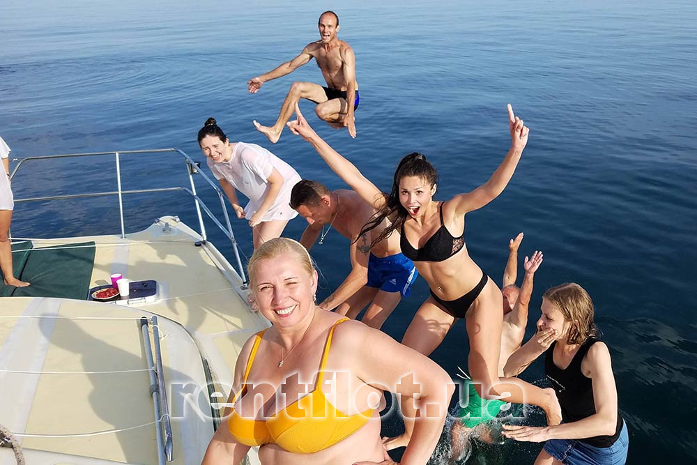 Enlarge photo of the party on the Ocean catamaran Party on the catamaran Ocean