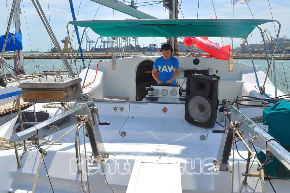Enlarge photo with music on catamaran Ocean With music on the Ocean catamaran