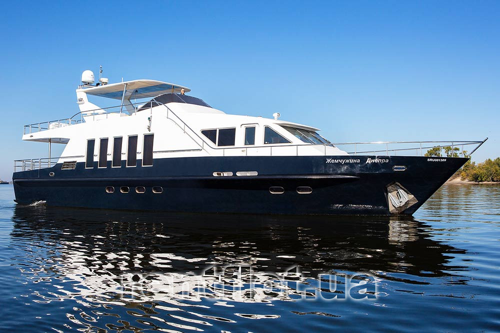 Увеличить фото правого борта моторной яхты Жемчужина Днепра Правый борт моторной яхты Жемчужина Днепра