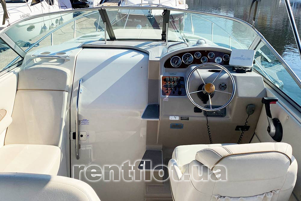 Enlarge photo of the steering wheel on the motor yacht Regal-2660 The steering wheel on the motor yacht Regal-2660