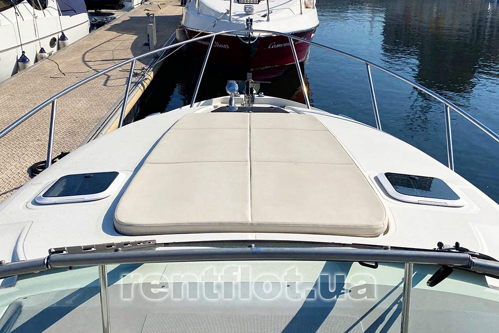 Enlarge photo of the sun deck of motor yacht Regal-2660 Sun deck of motor yacht Regal-2660