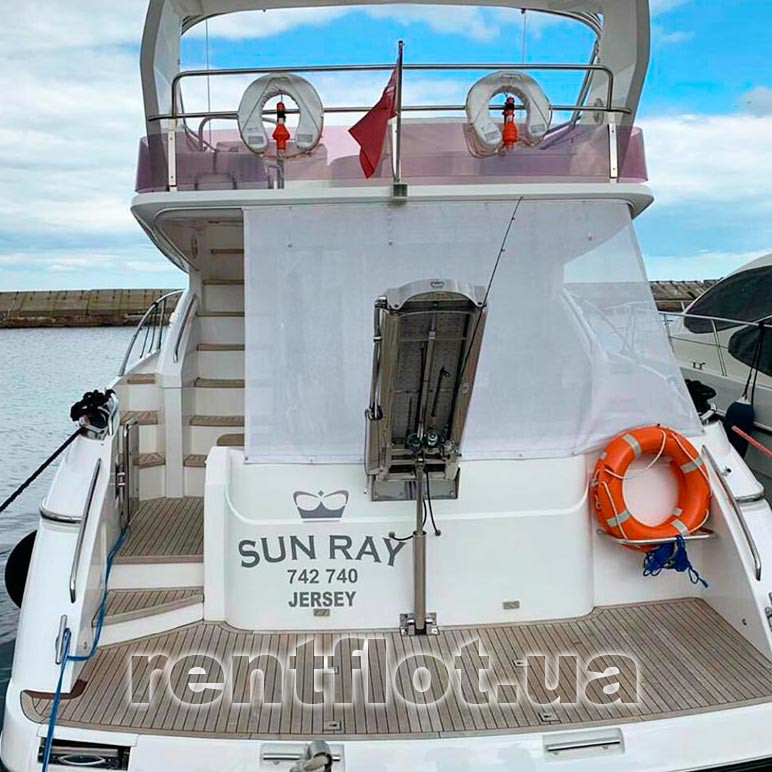 Корма моторной яхты Принцесс-50