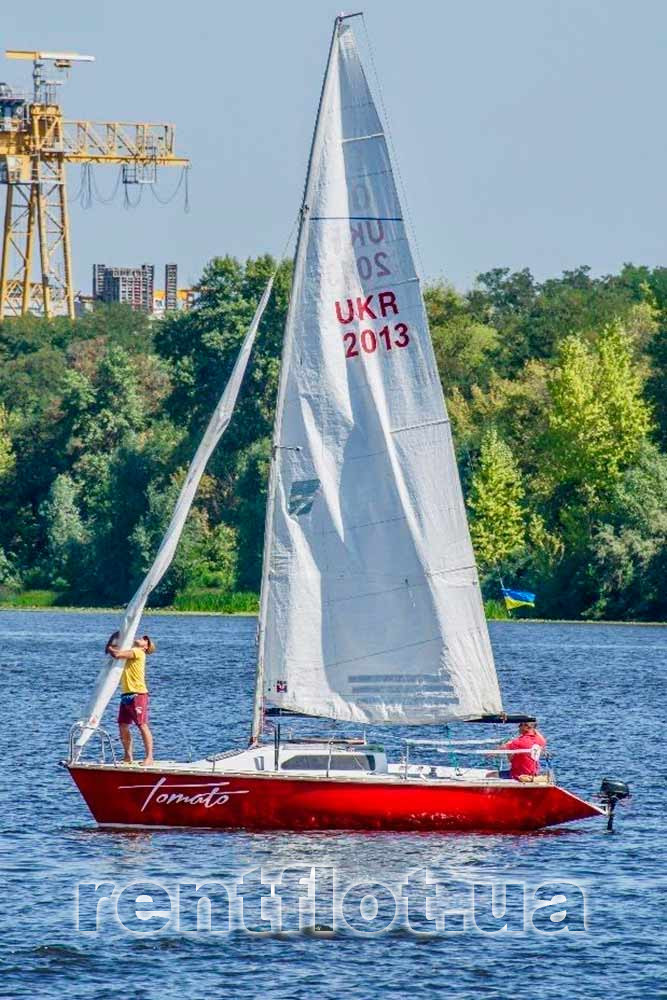 Увеличить фото парусной яхты Томато на фоне города Парусная яхта Томато на фоне города