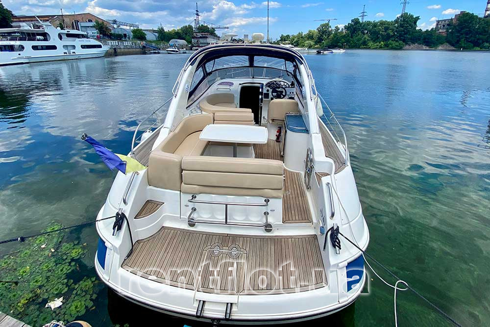 Увеличить фото моторной яхты Бавария-32 Спорт у причала Моторная яхта Бавария-32 Спорт у причала