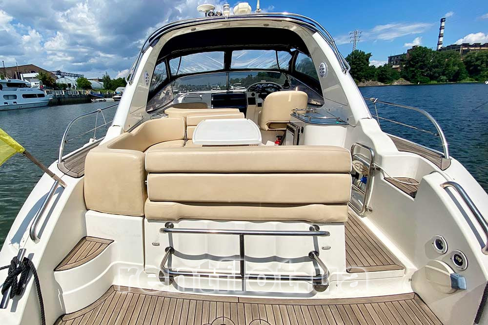 Увеличить фото кормовой части моторной яхты Бавария-32 Спорт Кормовая часть моторной яхты Бавария-32 Спорт