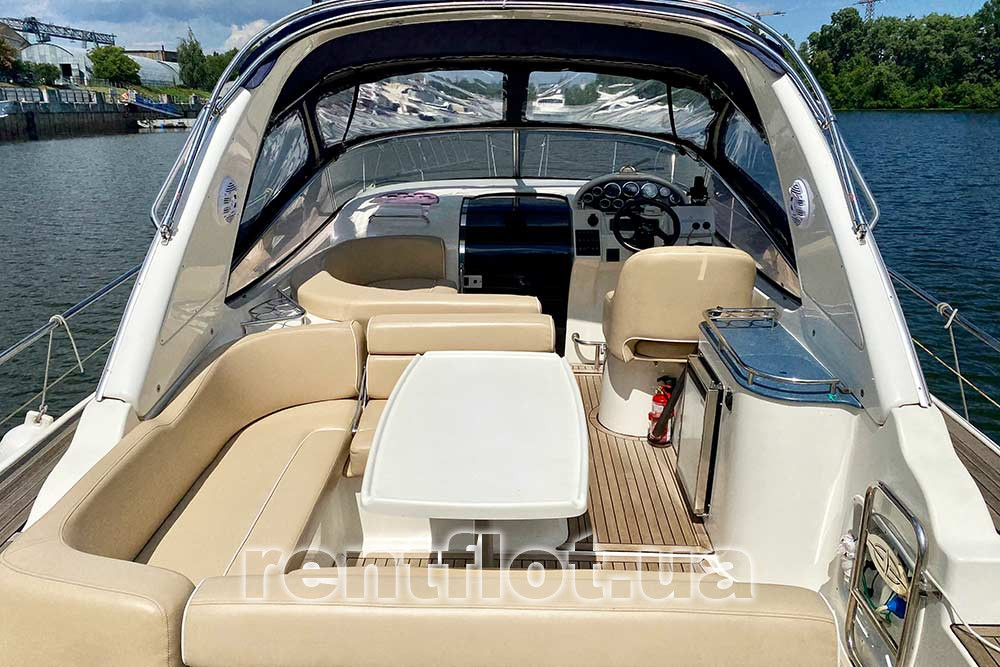 Увеличить фото кокпита на моторной яхте Бавария-32 Спорт Кокпит на моторной яхте Бавария-32 Спорт