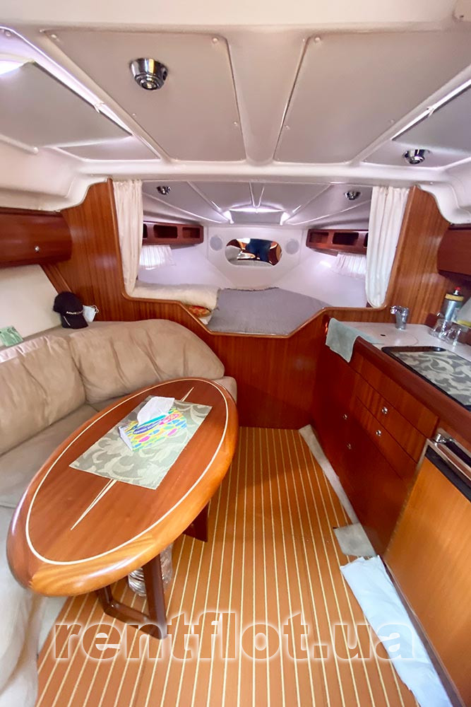 Увеличить фото стола в салоне на моторной яхте Бавария-32 Стол в салоне на моторной яхте Бавария-32