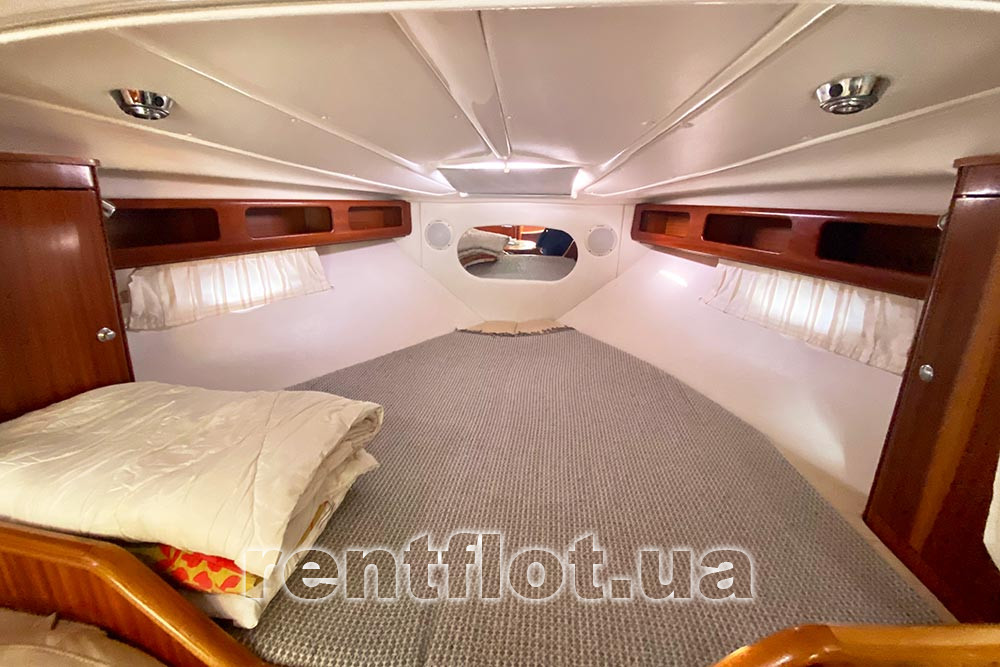 Увеличить фото носовой каюты на моторной яхте Бавария-32 Спорт Носовая каюта на моторной яхте Бавария-32 Спорт