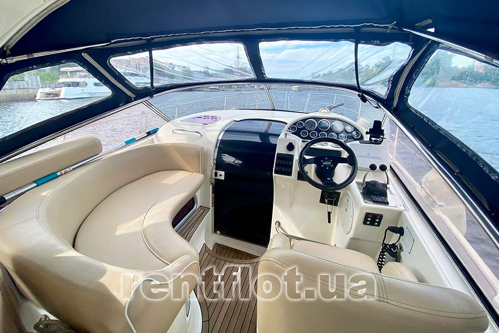 Увеличить фото места управления моторной яхтой Бавария-32 Спорт Место управления моторной яхтой Бавария-32 Спорт