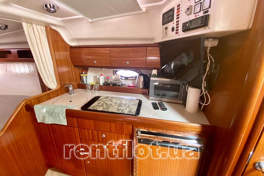 Увеличить фото камбуза на моторной яхте Бавария-32 Спорт Камбуз на моторной яхте Бавария-32 Спорт