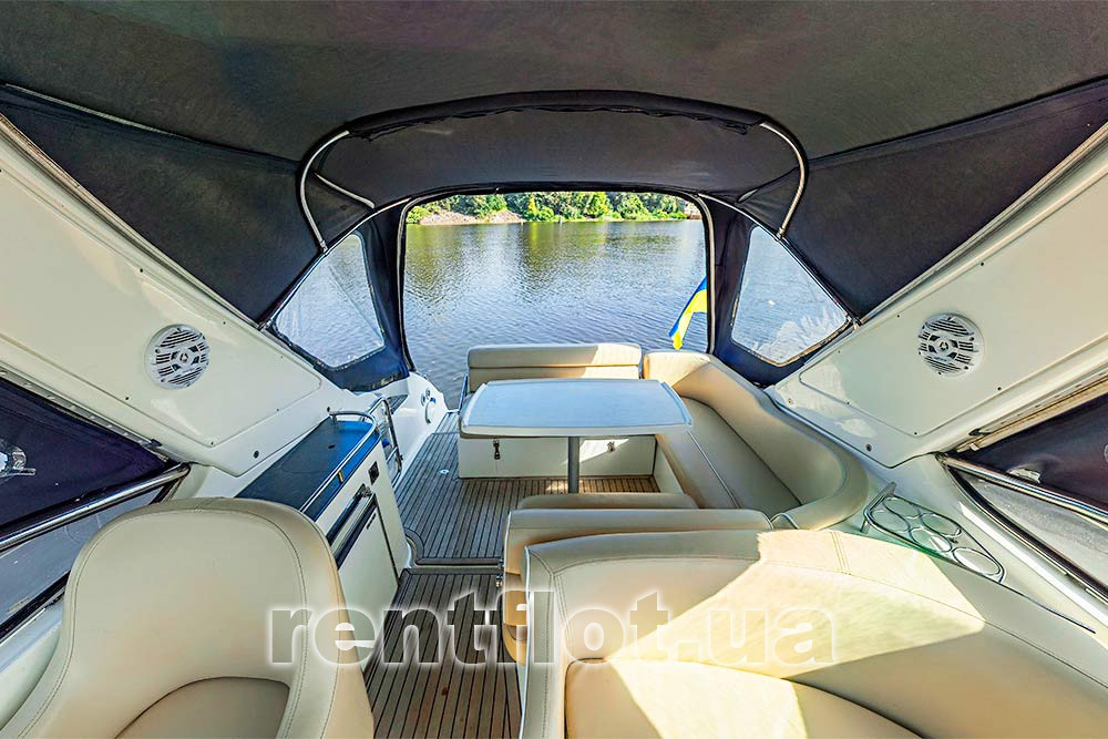 Увеличить фото прохода от места управления в кокпит на моторной яхте Бавария-32 Спорт Проход от места управления в кокпит на моторной яхте Бавария-32 Спорт