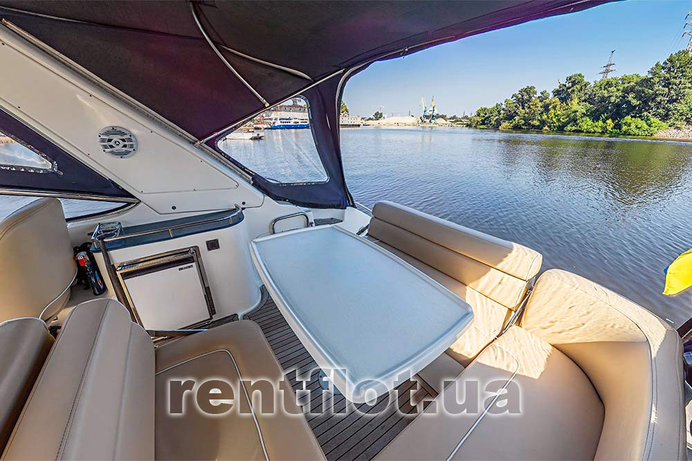 Увеличить фото стола в кокпите на моторной яхте Бавария-32 Спорт Стол в кокпите на моторной яхте Бавария-32 Спорт