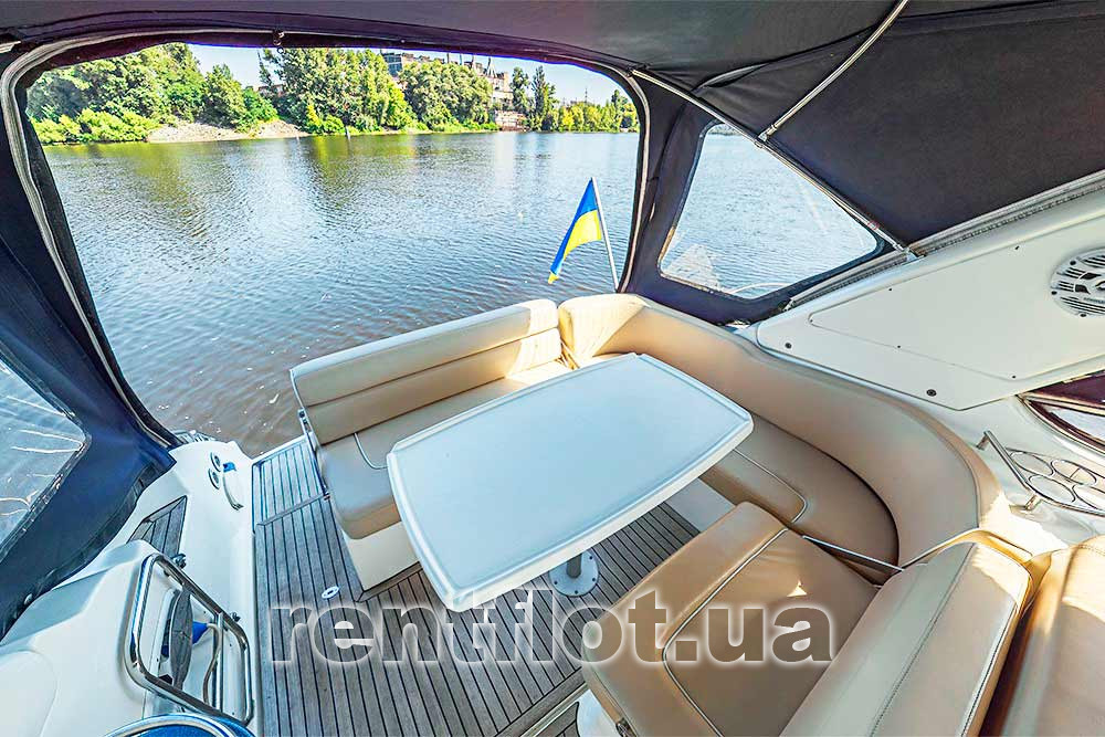 Увеличить фото диванов в кокпите на на моторной яхте Бавария-32 Спорт Диваны в кокпите на моторной яхте Бавария-32 Спорт