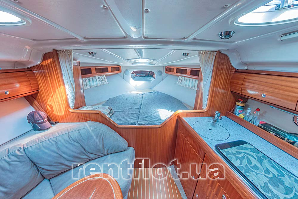 Увеличить фото носовой части кают-компании на моторной яхте Бавария-32 Спорт Носовая часть кают-компании на моторной яхте Бавария-32 Спорт