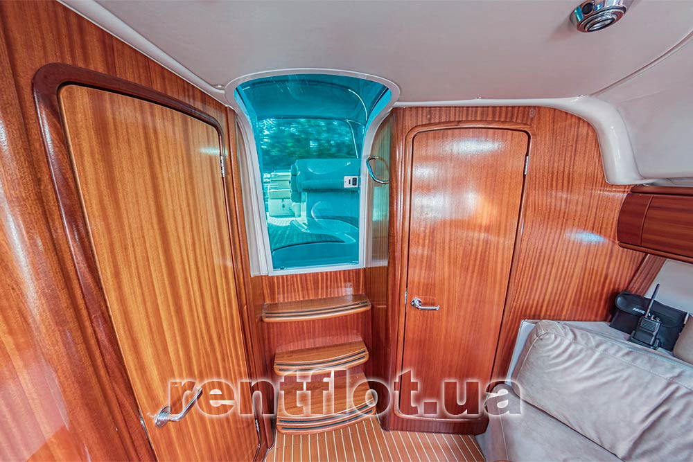 Увеличить фото выхода на террасу на моторной яхте Бавария-32 Спорт Выход на террасу на моторной яхте Бавария-32 Спорт