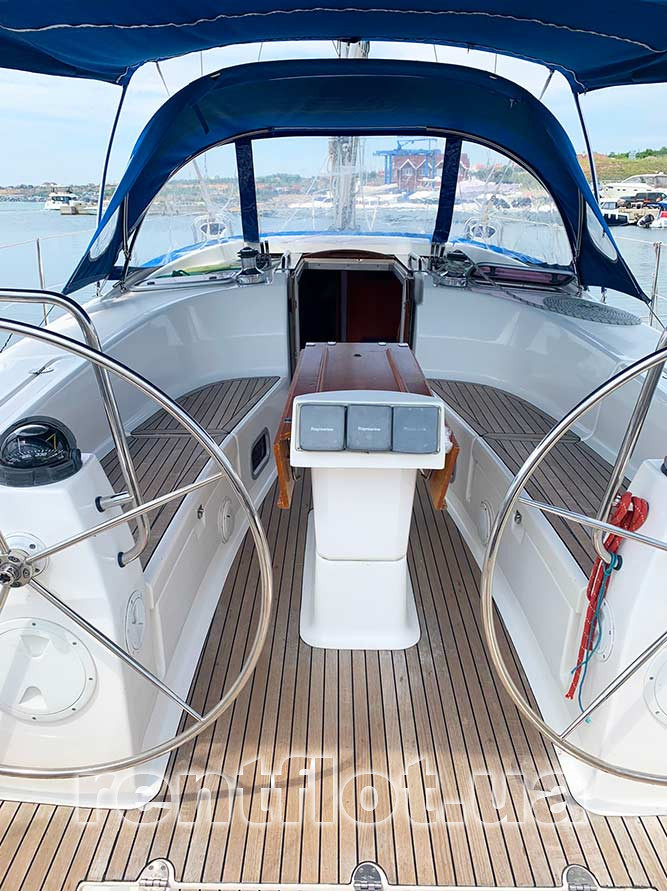 Проход между штурвалами в кокпит парусной яхты Бавария-44