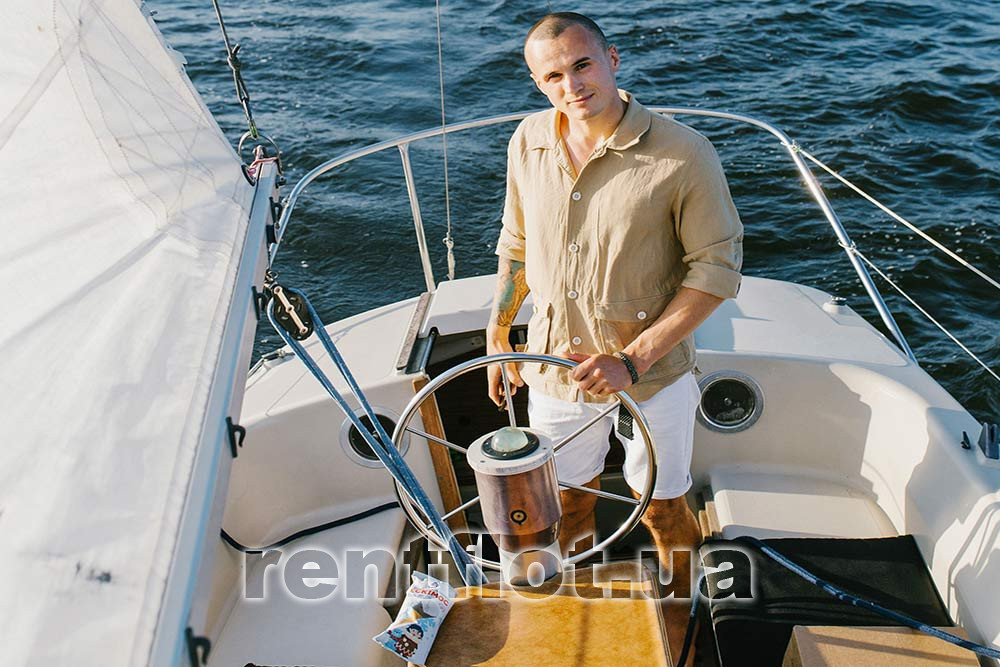 Гість біля штурвалу яхти Чумак