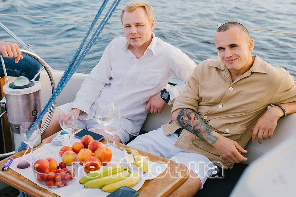 Фуршет на парусній яхті Чумак