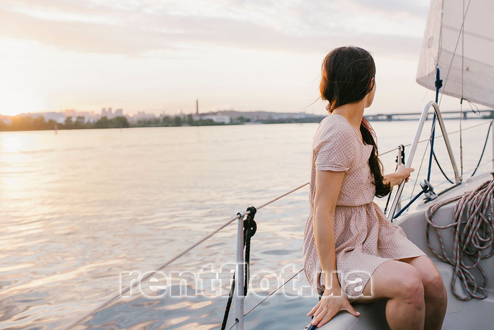 Прогулянка на заході сонця на парусній яхті Чумак