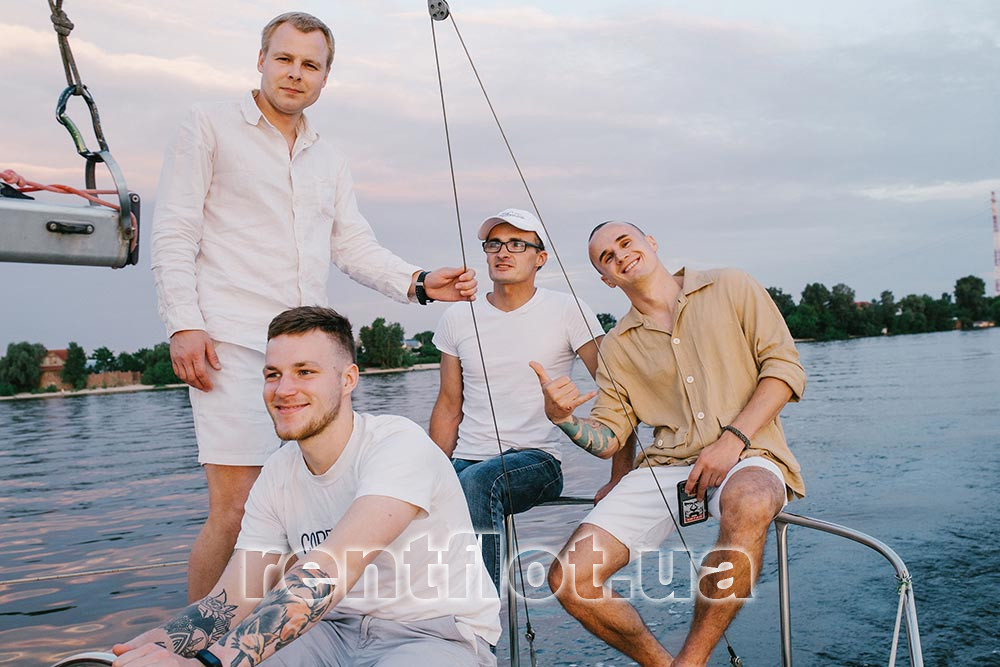 Відпочинок з друзями на парусній яхті Чумак