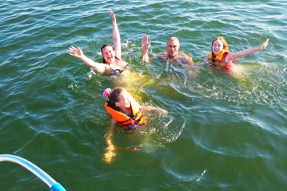 Увеличить фото купания в море с парусной яхты Елена Купание в море с парусной яхты Елена