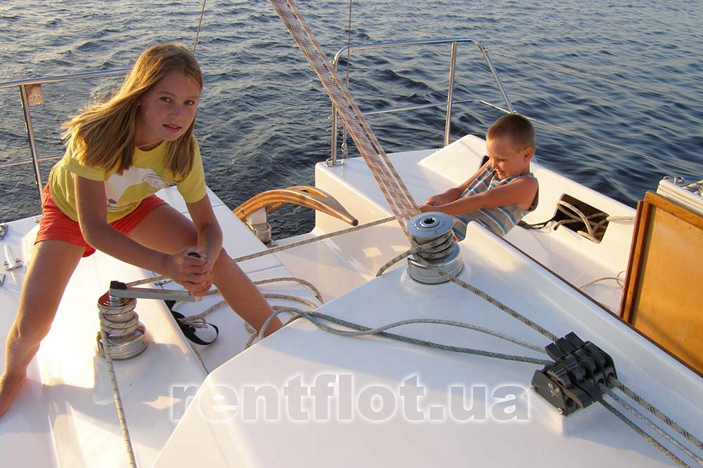 Enlarge photo of young sailors on sailing yacht Estra Young sailors on the sailing yacht Estra